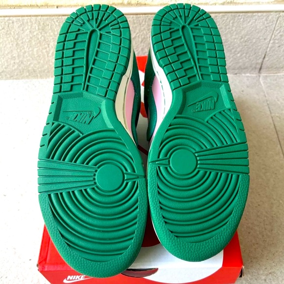 💞💚 Nike Dunk Low Alpha Kappa Alpha 💚💞 - Picture 4 of 4